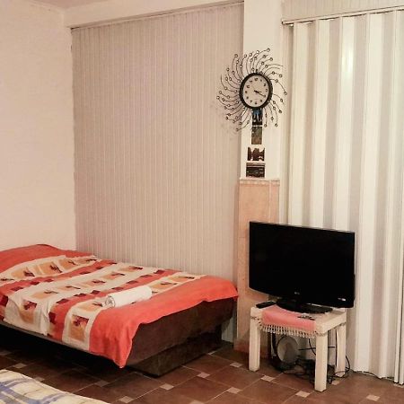 Bed and Breakfast Adem'S Cozy Terrace Retreat Skopje Esterno foto